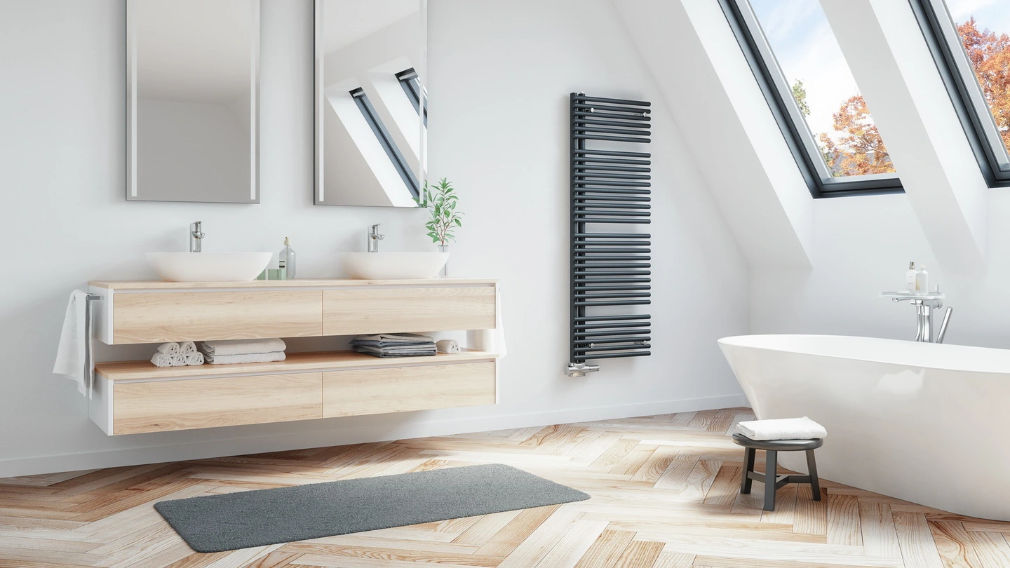 Bagno moderno in mansarda con doppio lavabo, scaldasalviette e vasca freestanding
