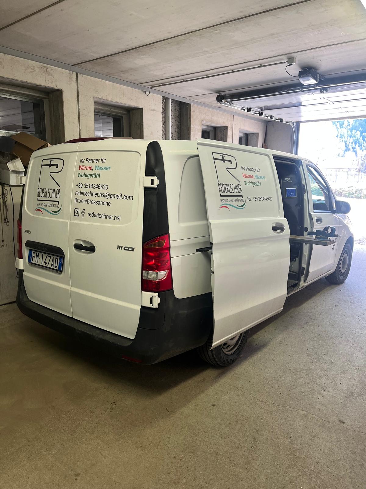 Firmenfahrzeug in der Garage — Betrieb in Brixen