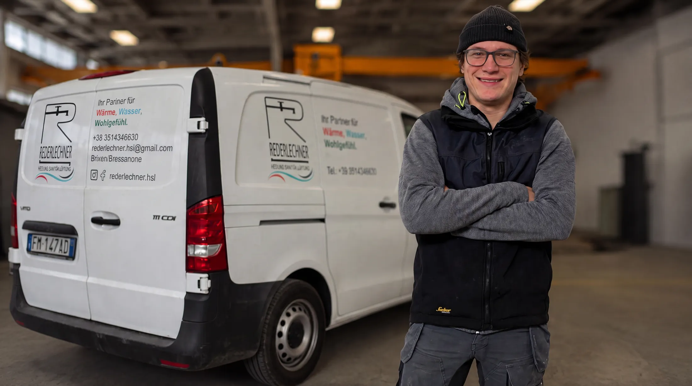 Lukas Rederlechner vor seinem Firmenfahrzeug