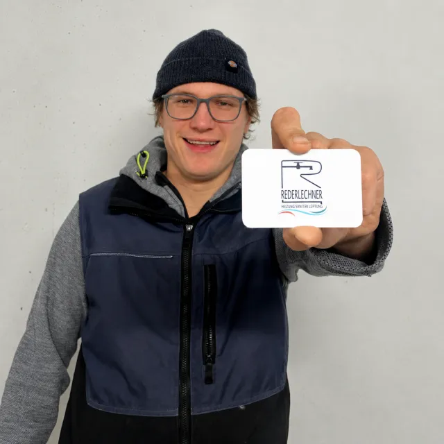 Lukas Rederlechner mostra il suo biglietto da visita