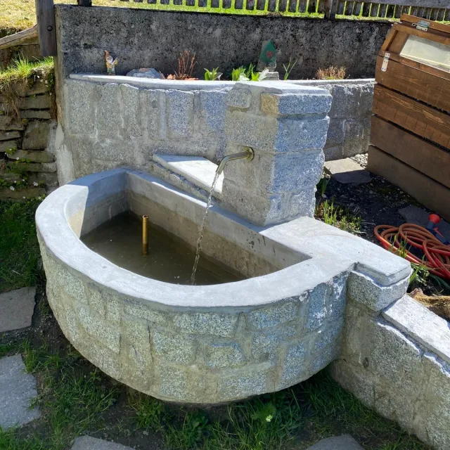 Fontana in granito appena realizzata con acqua corrente in giardino
