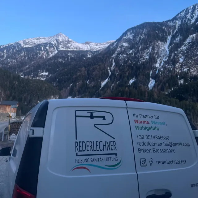 Furgone aziendale Rederlechner davanti alle montagne innevate dell’Alto Adige