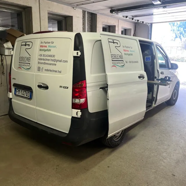 Furgone aziendale Rederlechner con portellone laterale aperto in garage