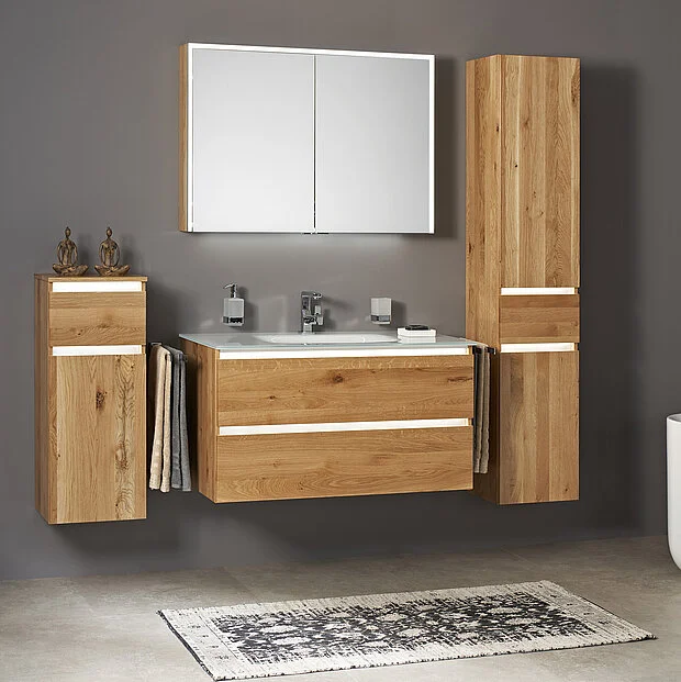 Modernes Badezimmer mit Eiche-Möbeln